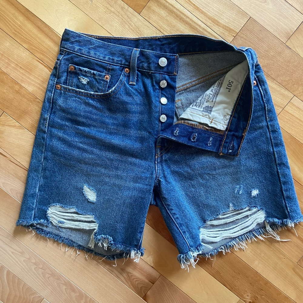 Levis shorts mid thigh
